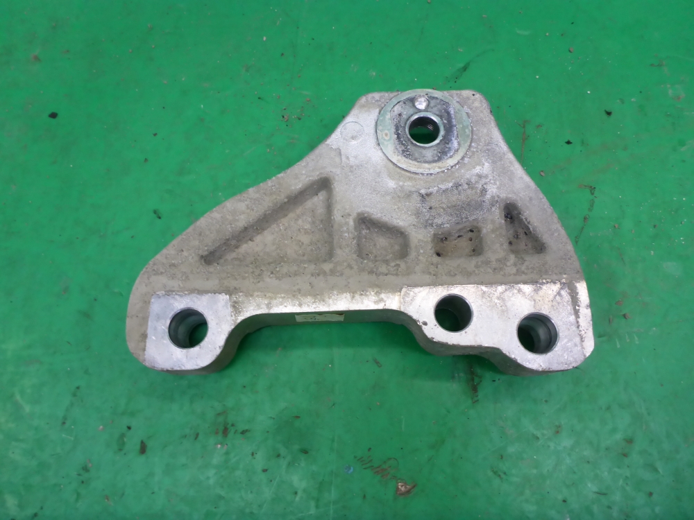 Кронштейн двигателя правый