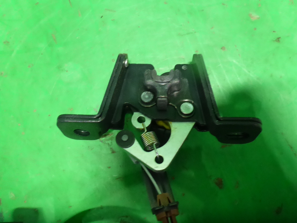 Замок спинки сиденья