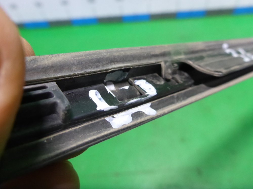 Накладка стекла заднего левого