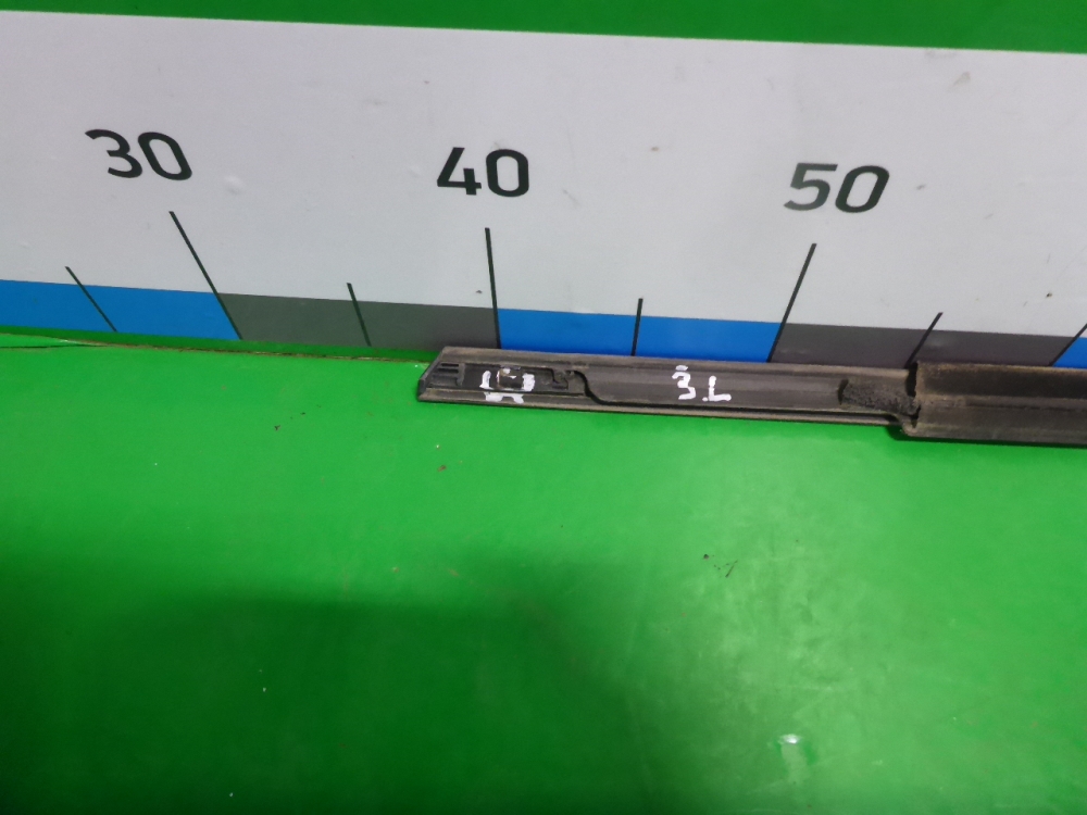 Накладка стекла заднего левого