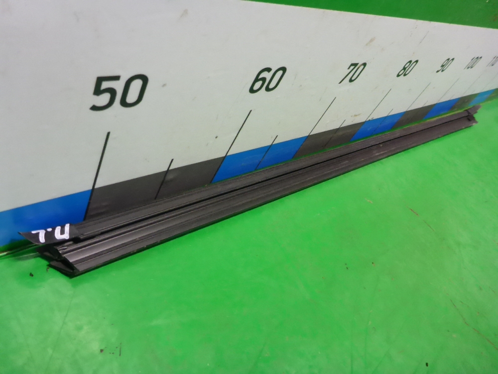 Накладка стекла переднего левого