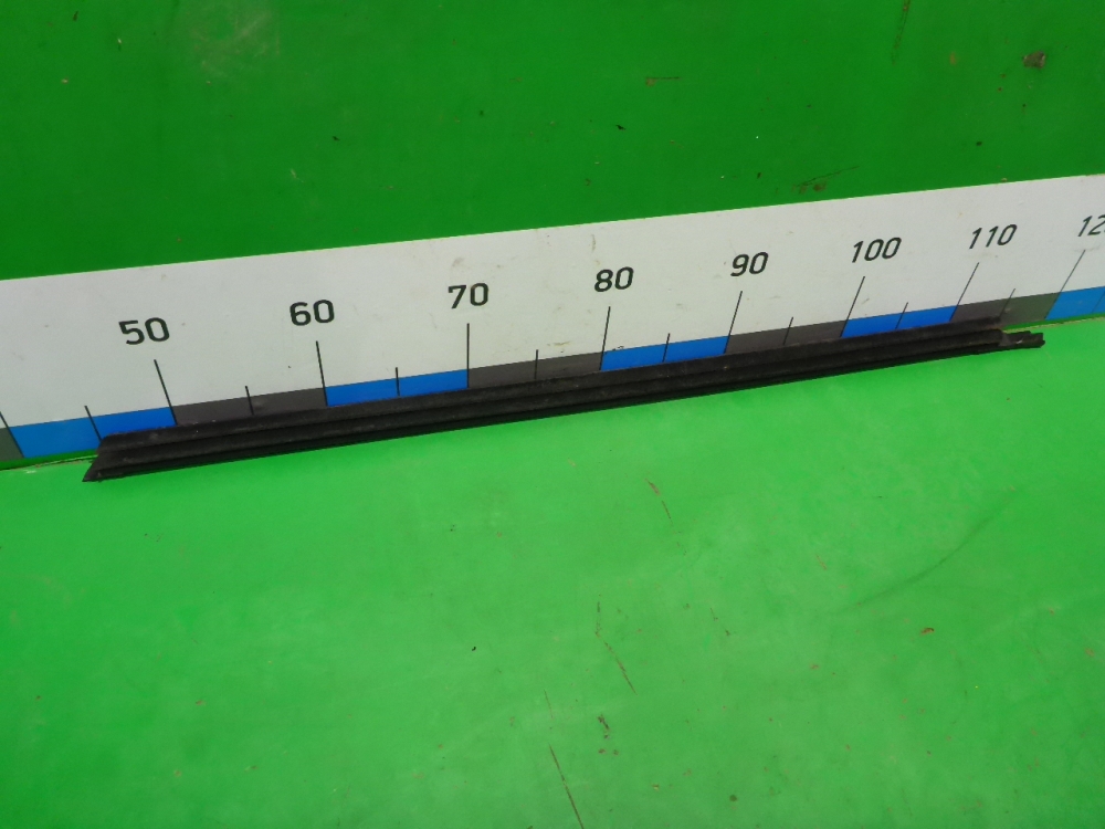 Накладка стекла переднего левого