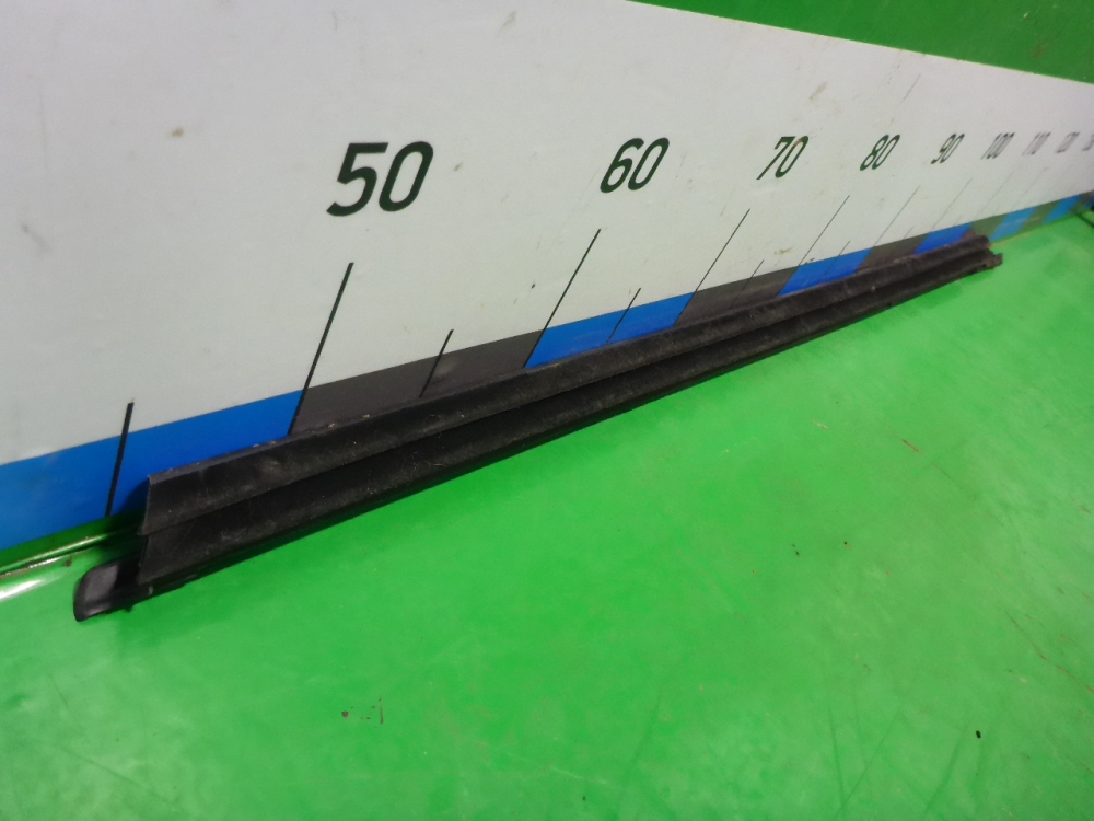 Накладка стекла переднего левого