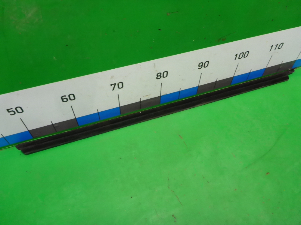 Накладка стекла переднего правого