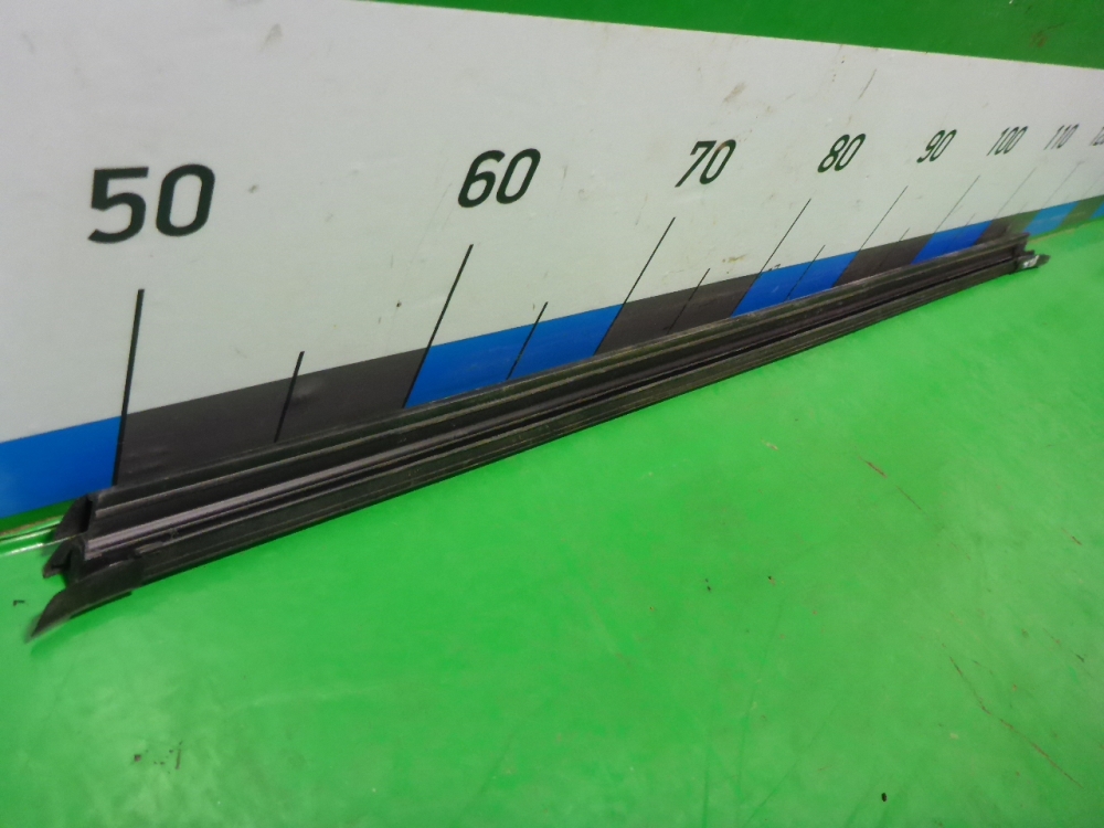 Накладка стекла переднего правого