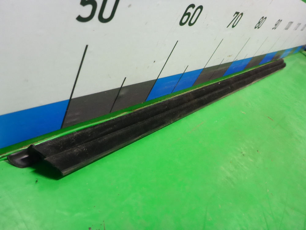 Накладка стекла переднего правого