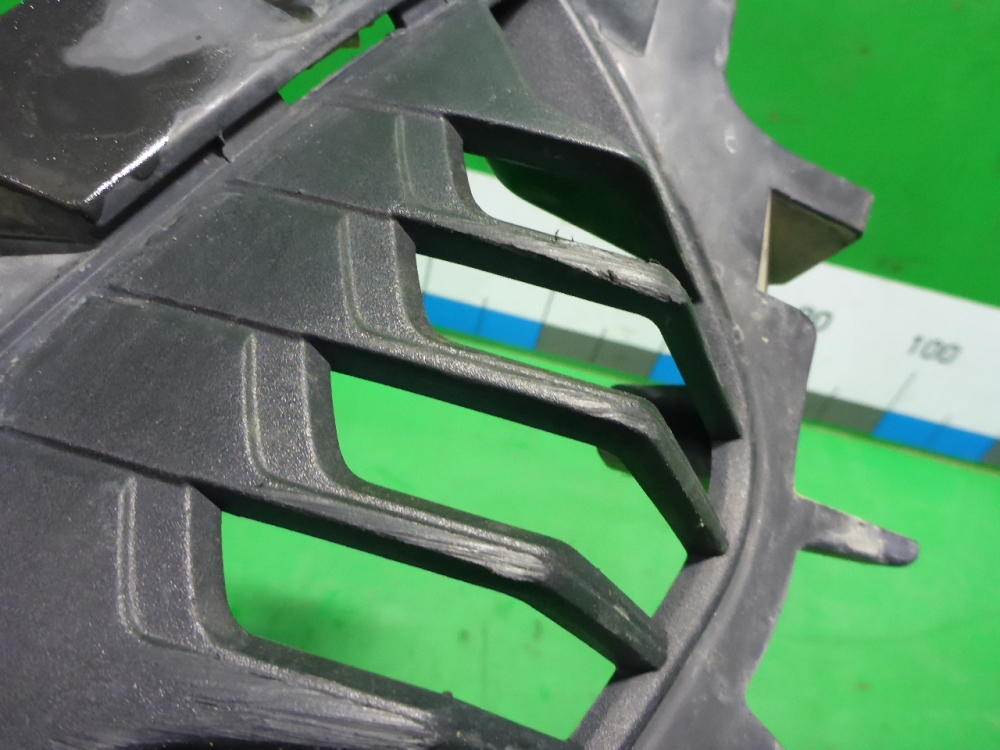 Рамка противотуманной фары правой