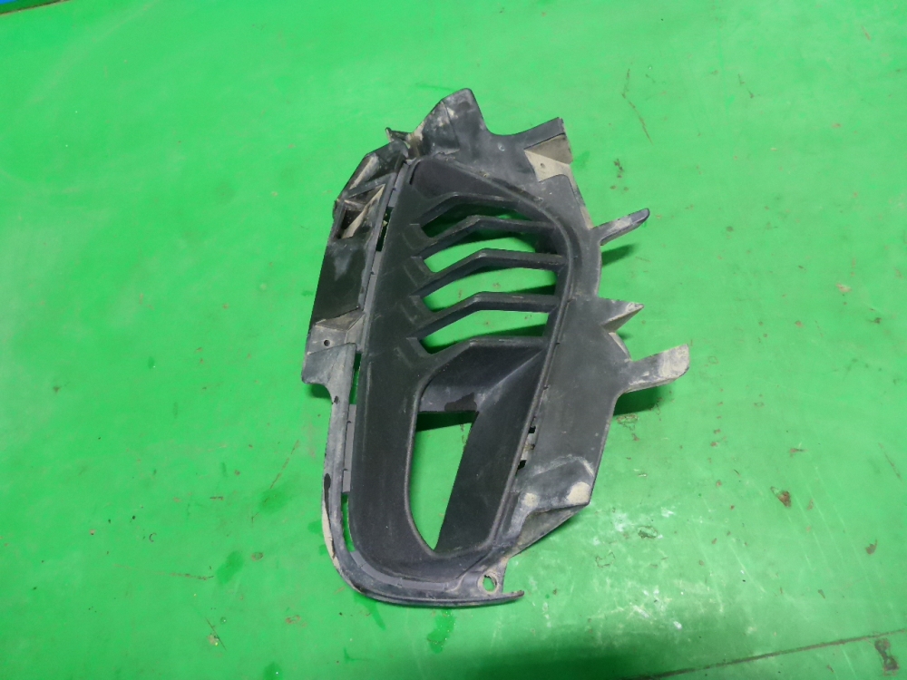 Рамка противотуманной фары правой