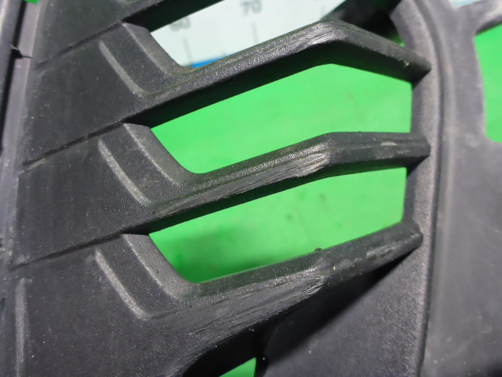 Рамка противотуманной фары правой