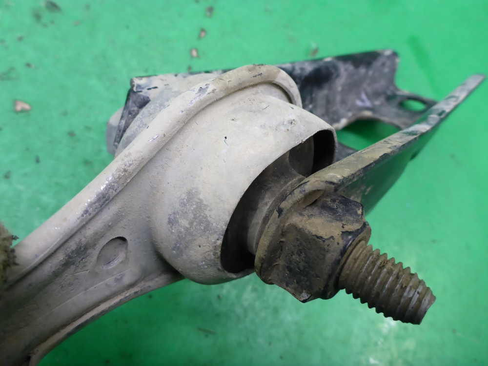 Опора двигателя задняя