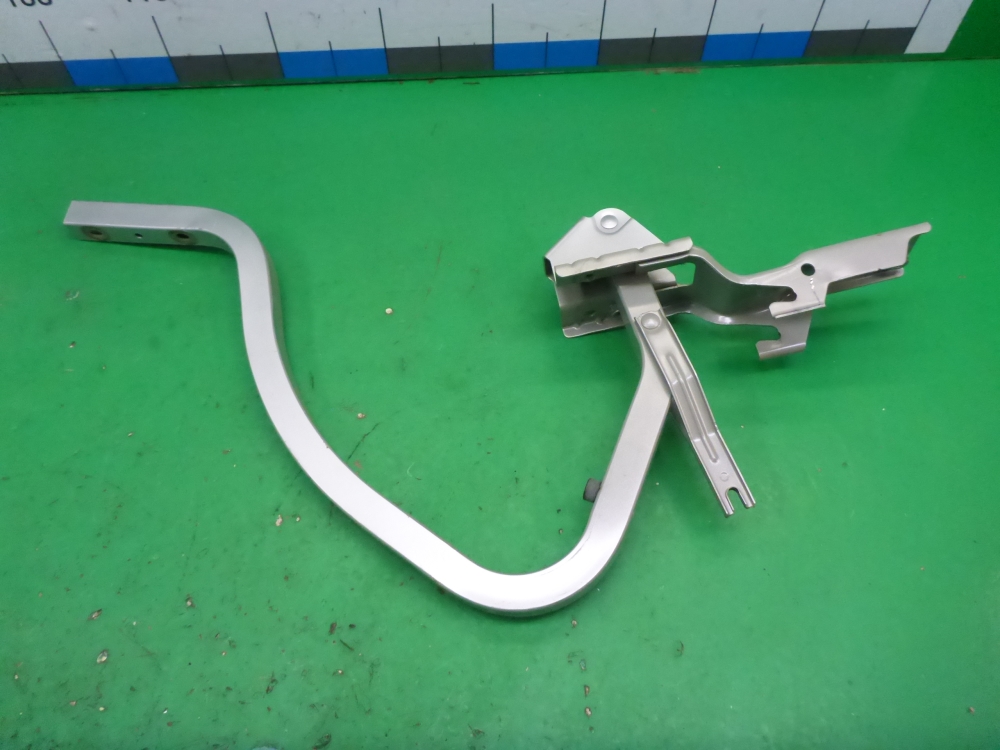 Петля крышки багажника