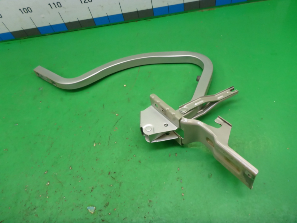 Петля крышки багажника