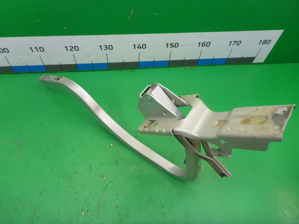 Петля крышки багажника