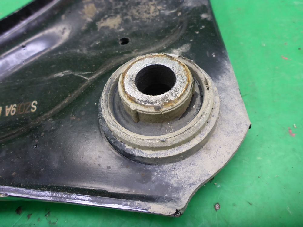 Рычаг передний правый