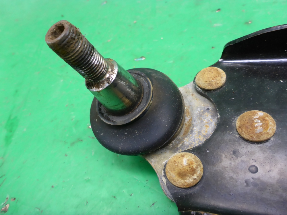 Рычаг передний правый