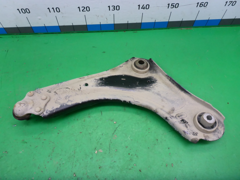 Рычаг передний правый