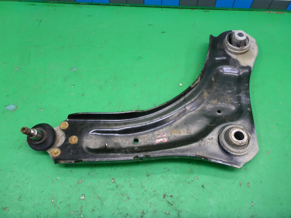 Рычаг передний правый