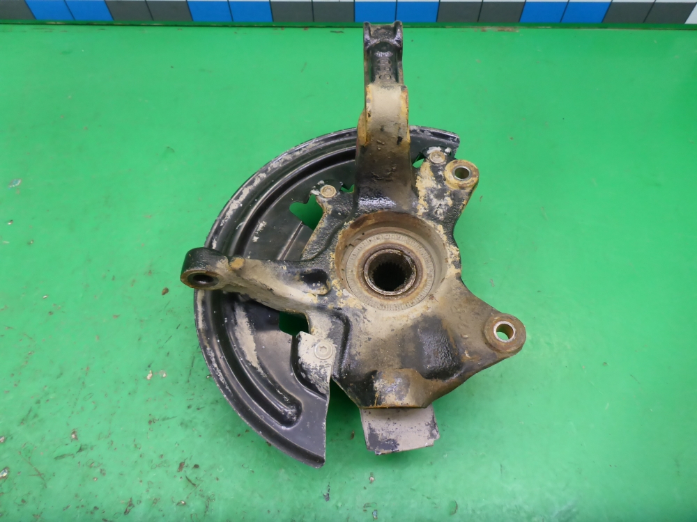 Кулак поворотный передний левый