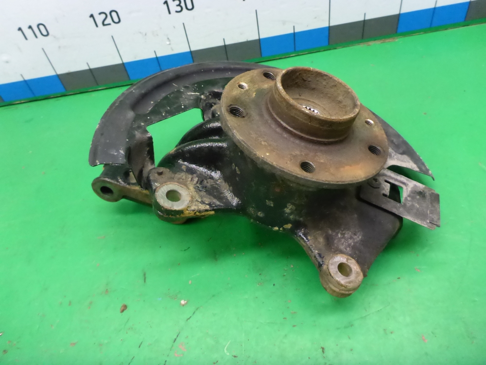 Кулак поворотный передний левый