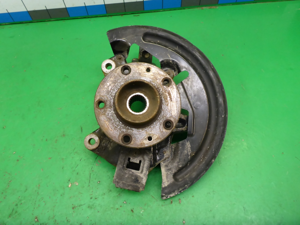 Кулак поворотный передний левый