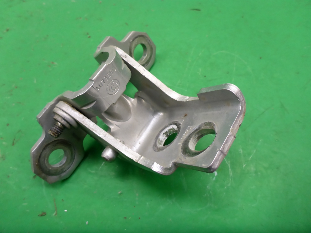 Петля двери задней правой верхняя