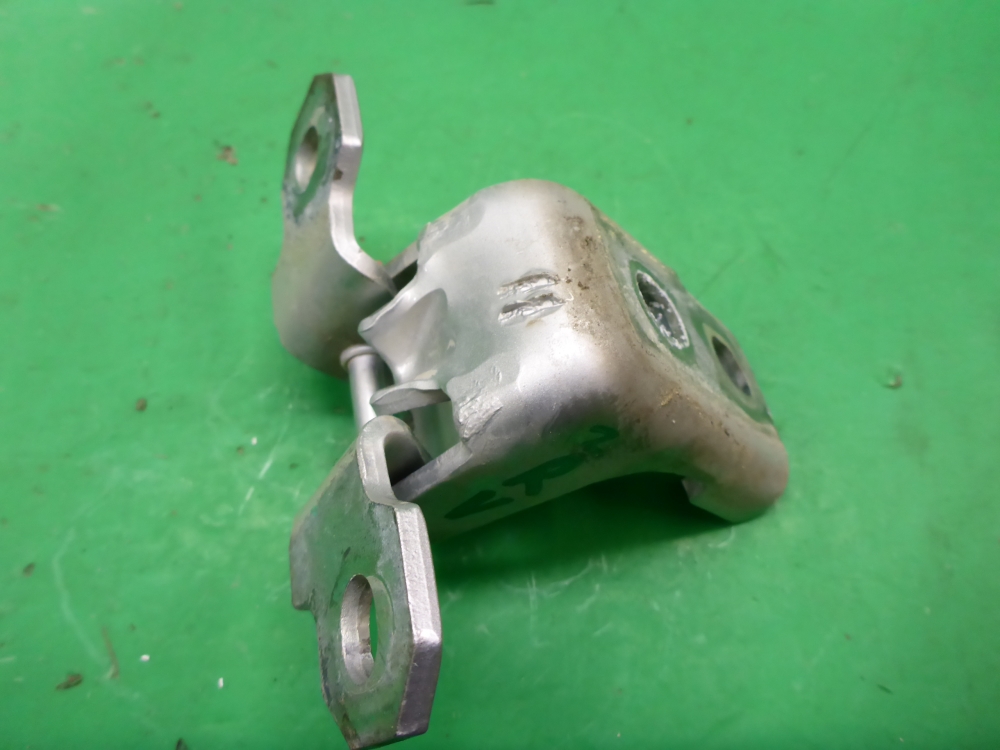 Петля двери задней правой верхняя