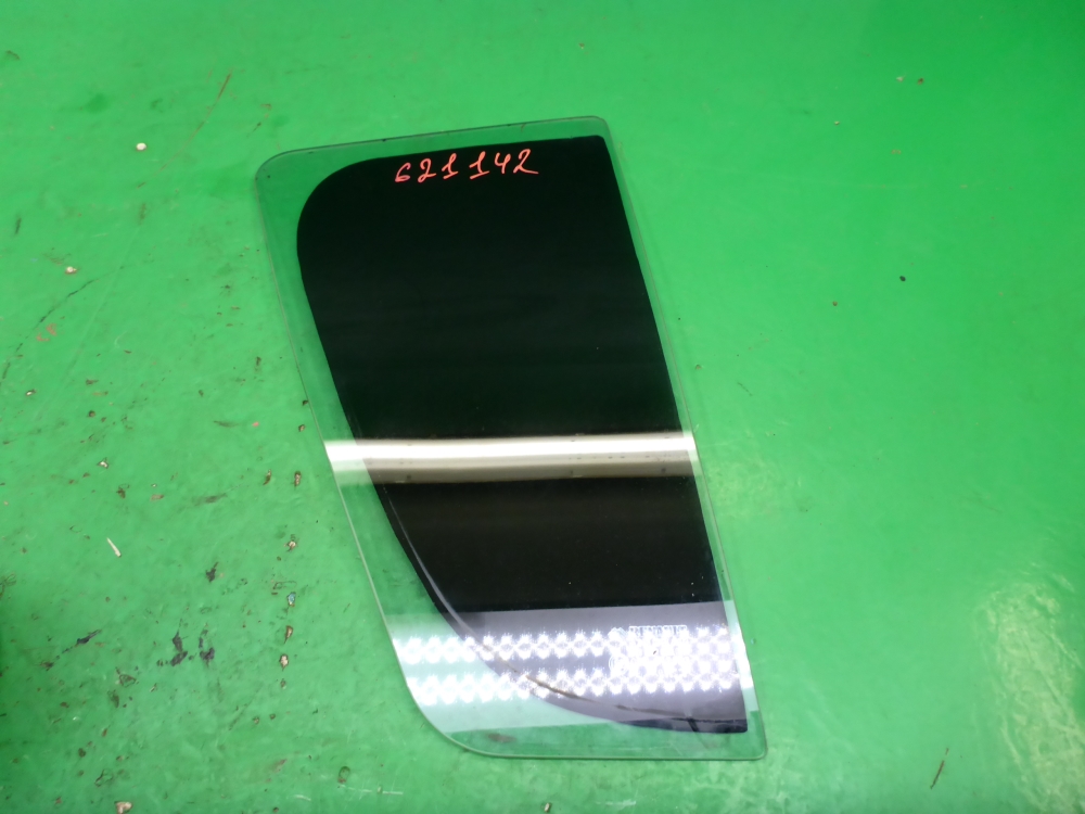 Стекло двери задней правой (форточка)