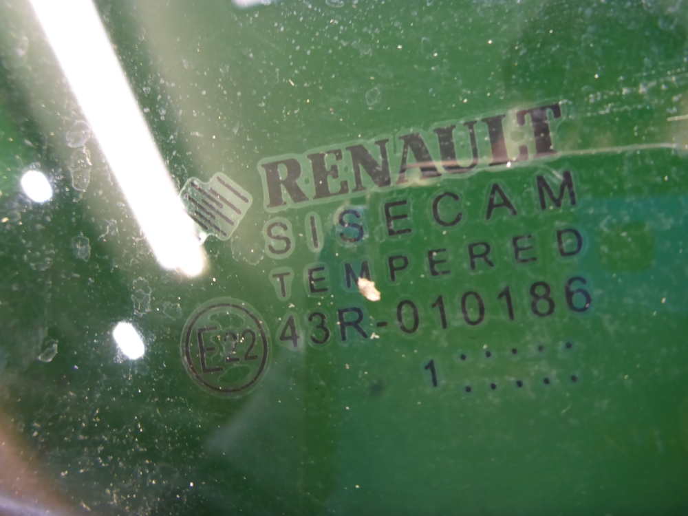 Стекло двери задней правой (форточка)