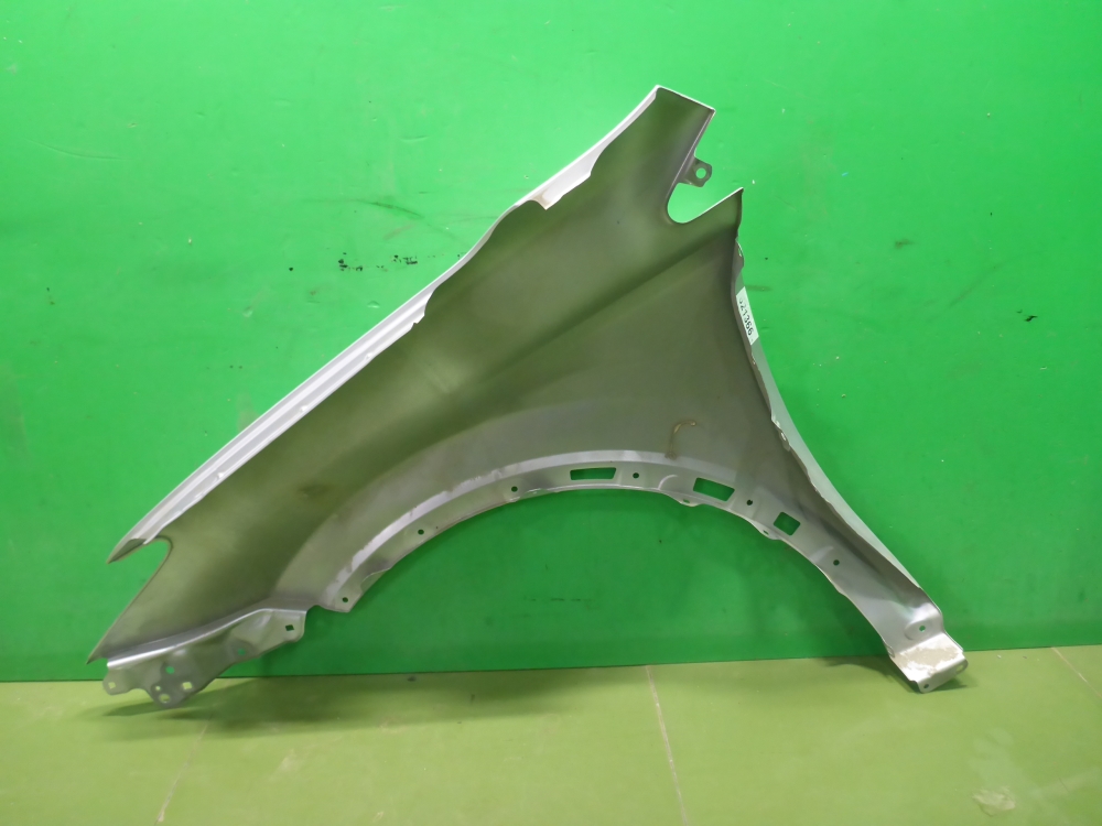 Крыло переднее правое