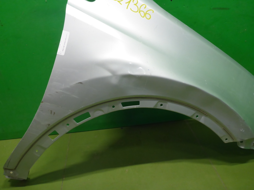 Крыло переднее правое