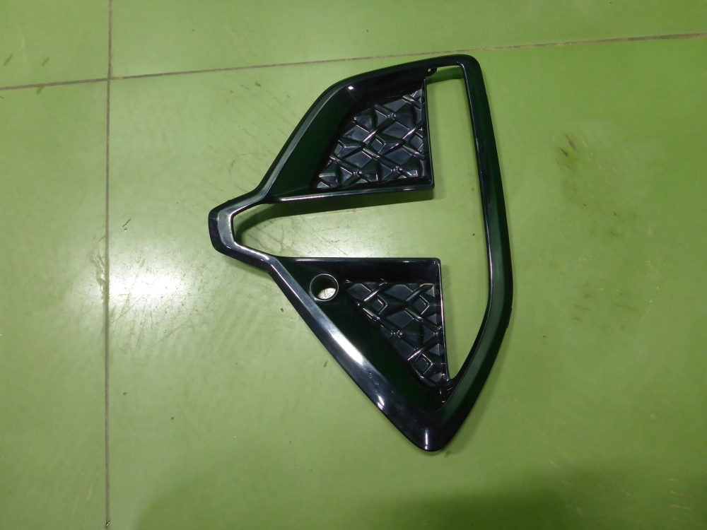 Рамка противотуманной фары левой