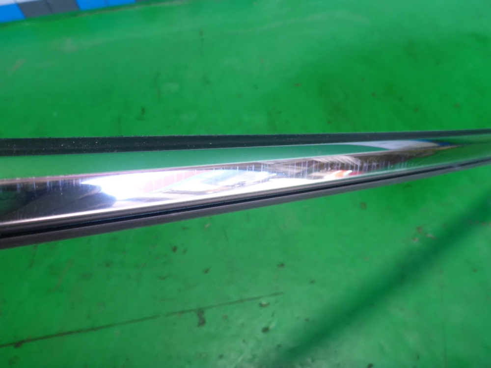 Накладка лобового стекла левая