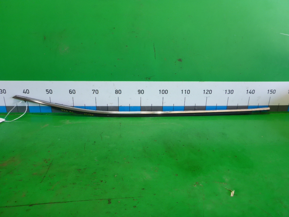 Накладка лобового стекла левая