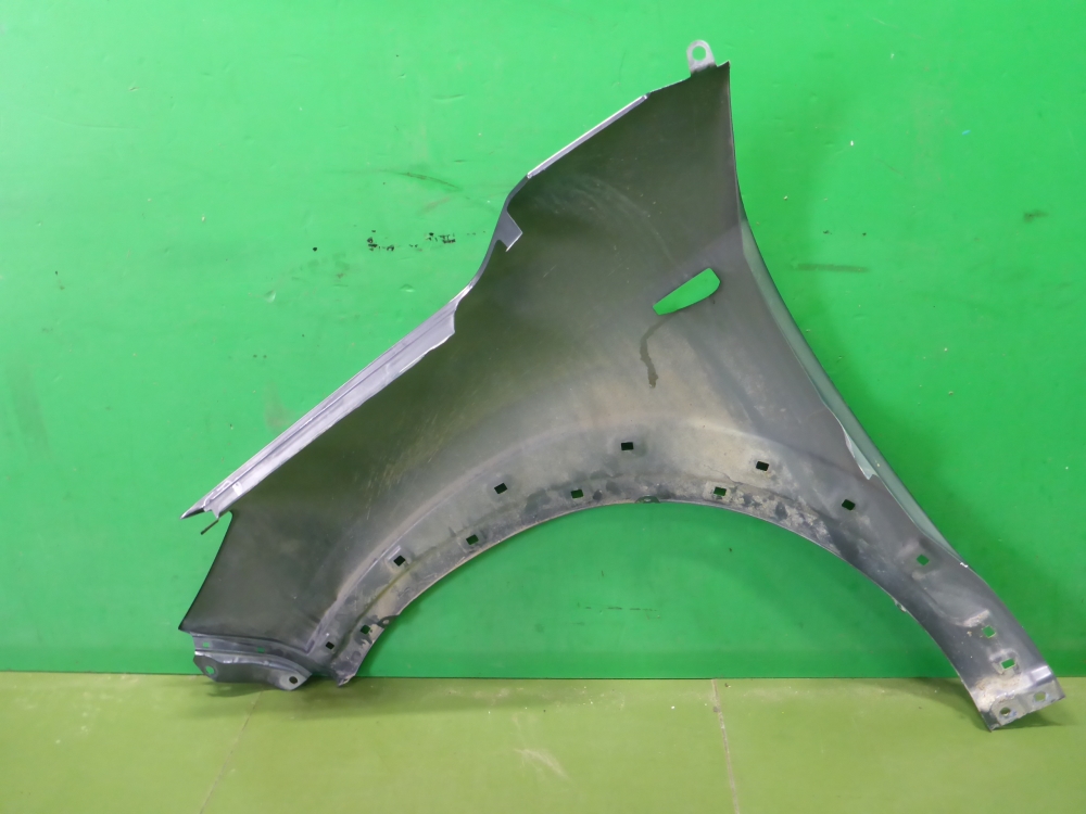 Крыло переднее правое