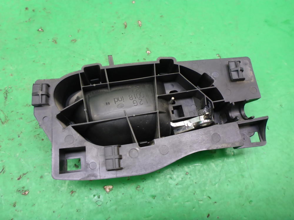 Ручка двери передней внутренняя левая