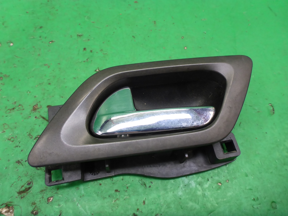 Ручка двери передней внутренняя левая