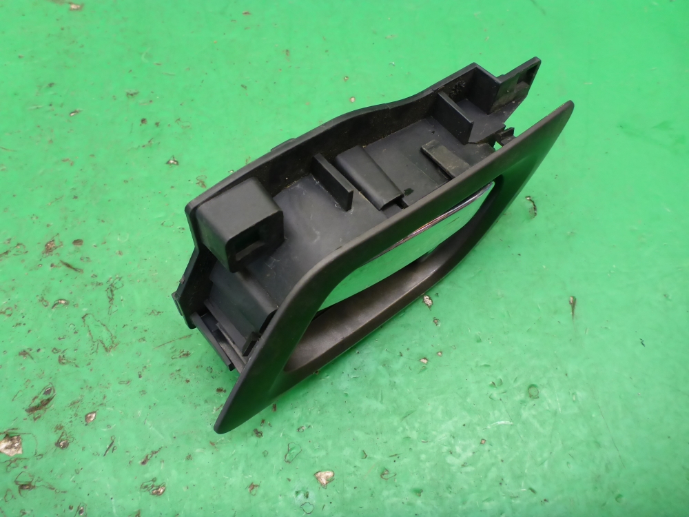 Ручка двери передней внутренняя левая