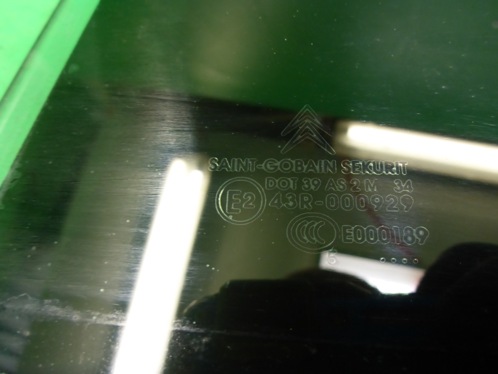 Стекло двери задней левой