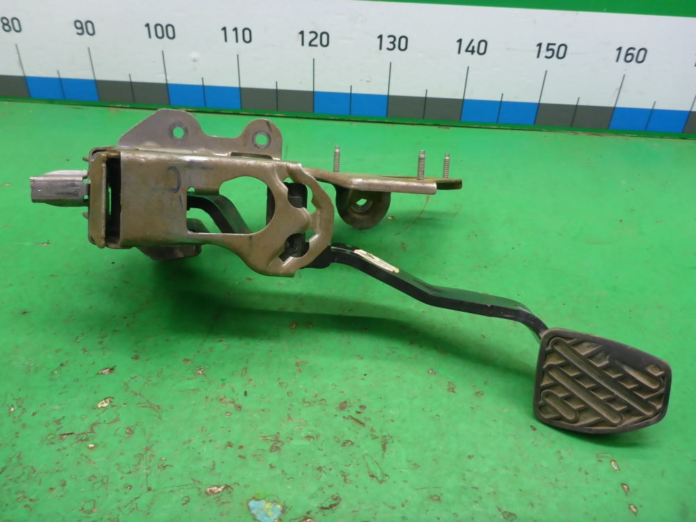 Педаль тормоза