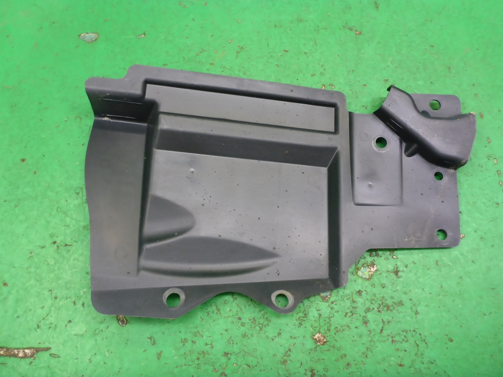 Пыльник двигателя боковой правый