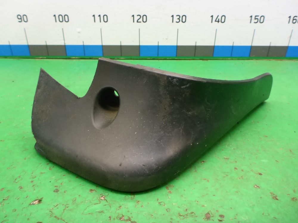 Брызговик передний правый