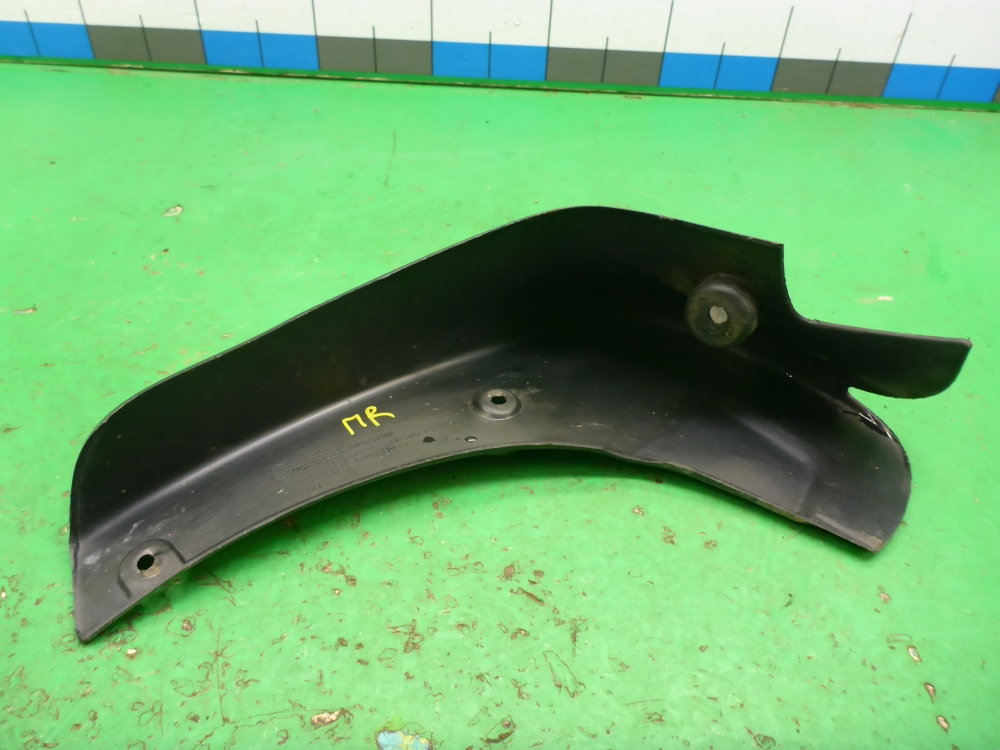 Брызговик передний правый