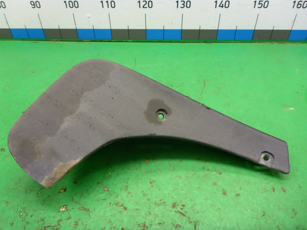 Брызговик передний правый