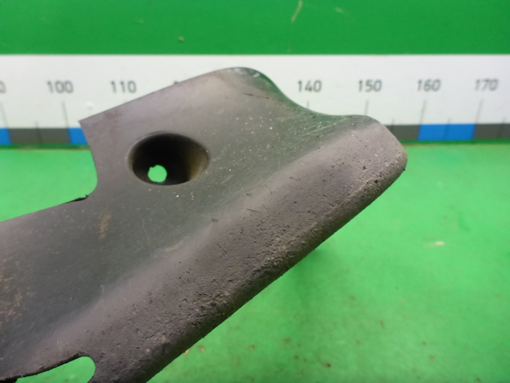 Брызговик передний правый