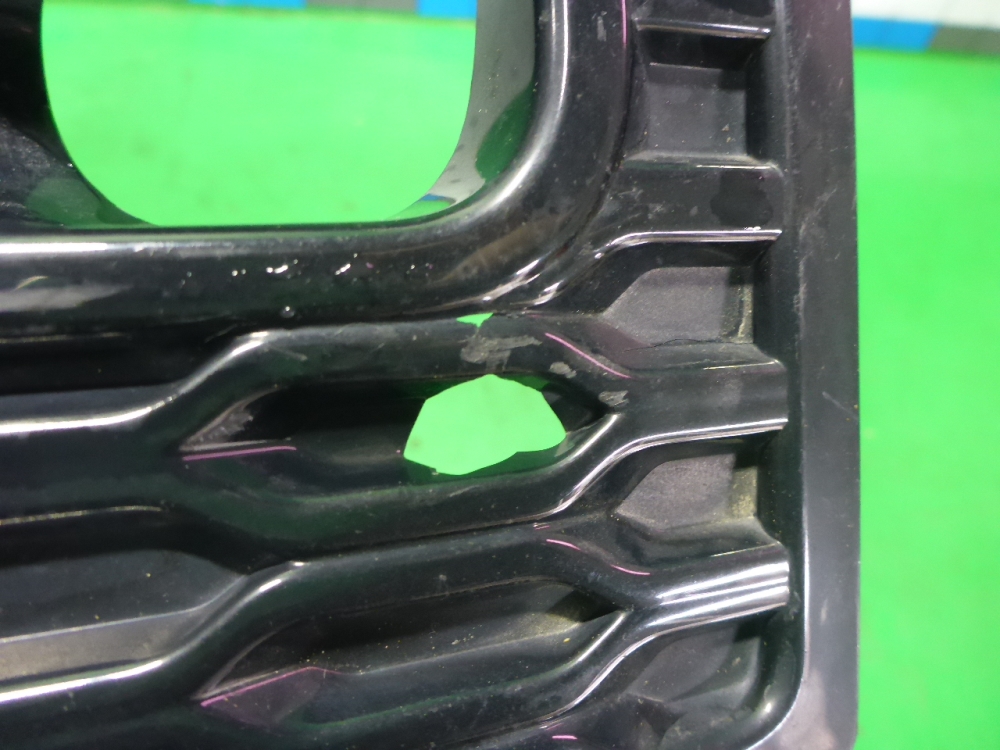 Рамка противотуманной фары левой