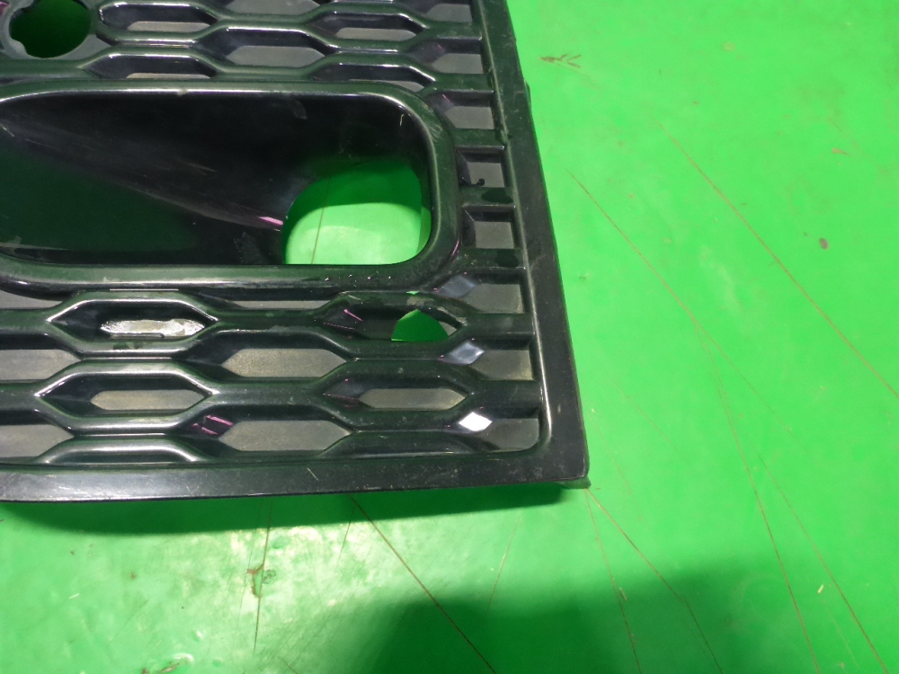 Рамка противотуманной фары левой