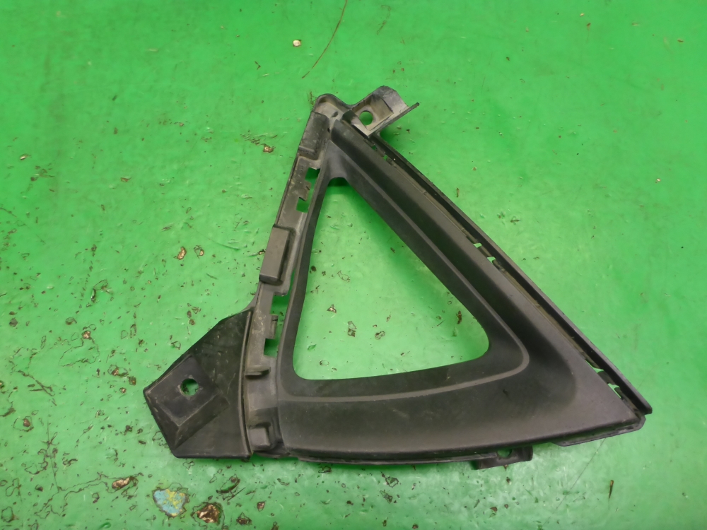 Рамка противотуманной фары левой