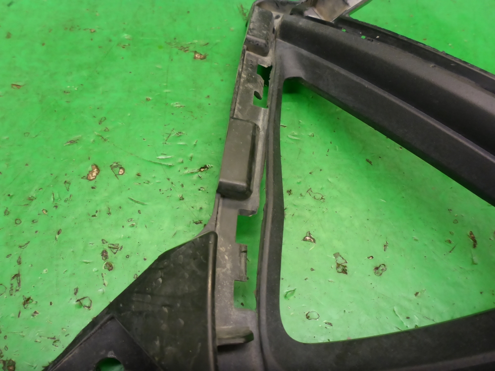 Рамка противотуманной фары левой