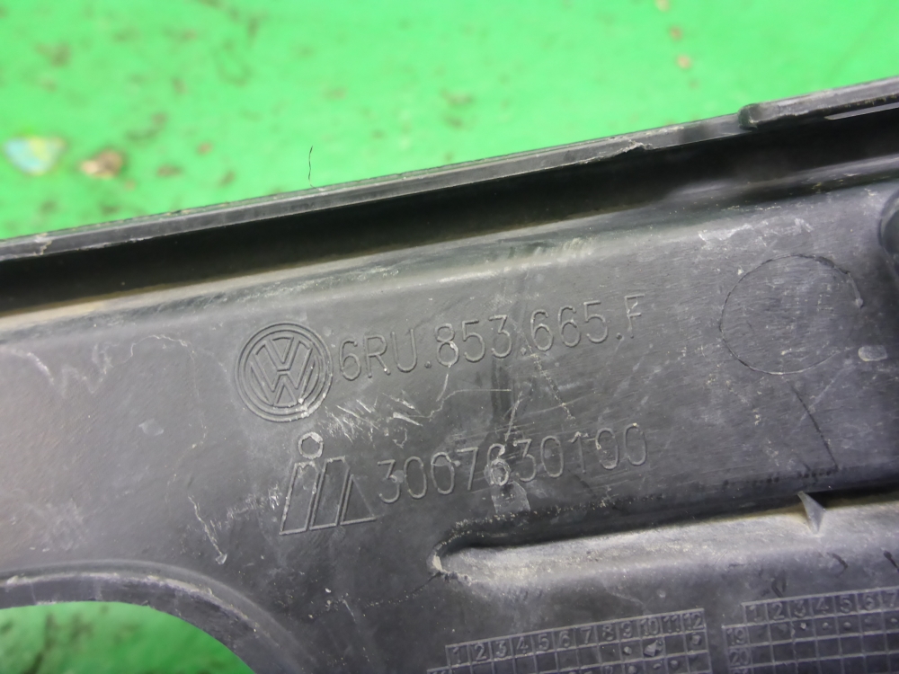 Рамка противотуманной фары левой