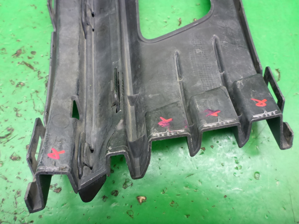 Рамка противотуманной фары левой